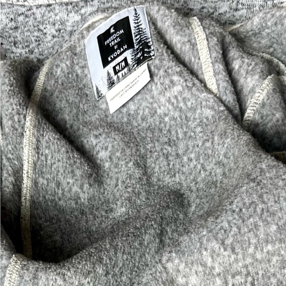 WARM, LONG LINE, HEATHER GRAY ZIP UP JACKET WITH DETACHABLE HOOD. SIZE MEDIUM - Picture 5 of 14